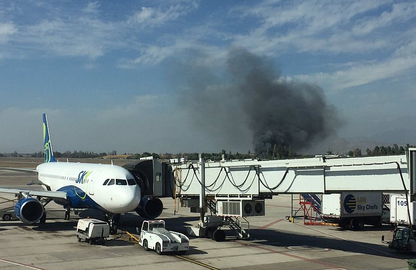 Incendio en fábrica cercana al Aeropuerto de Santiago movilizó a Bomberos