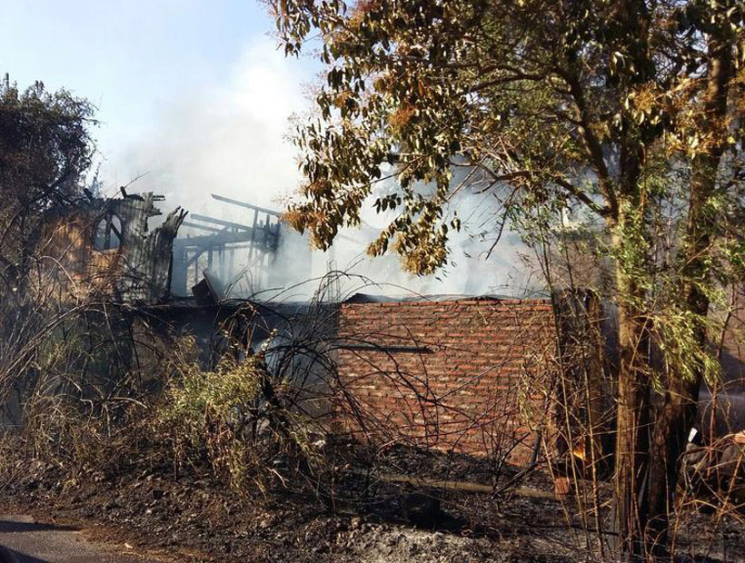 Onemi declaró alerta roja para Pirque por incendió que consumió cuatro viviendas