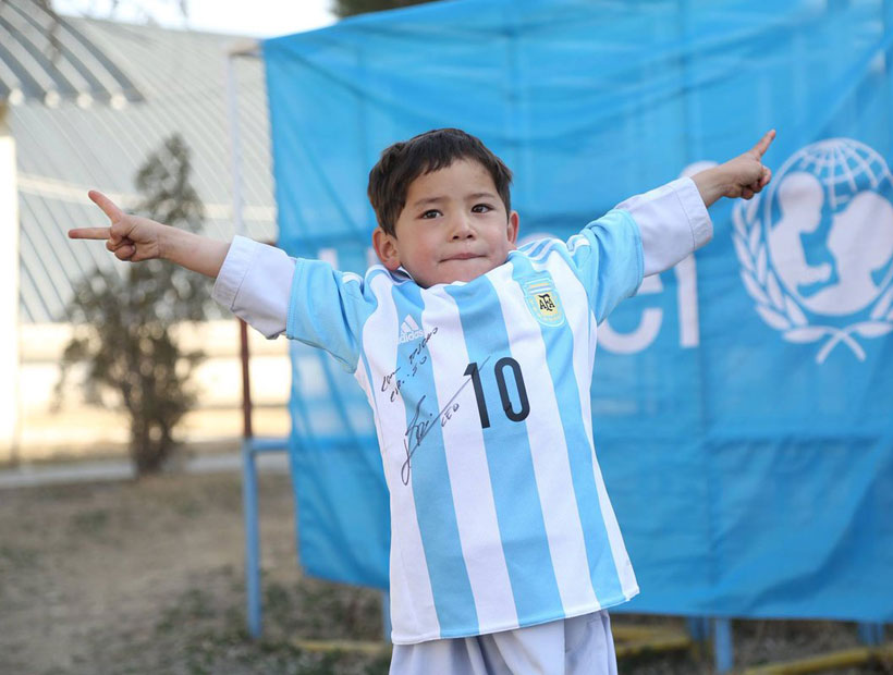 Niño afgano que ocupaba una bolsa de plástico recibió la camiseta real de Messi