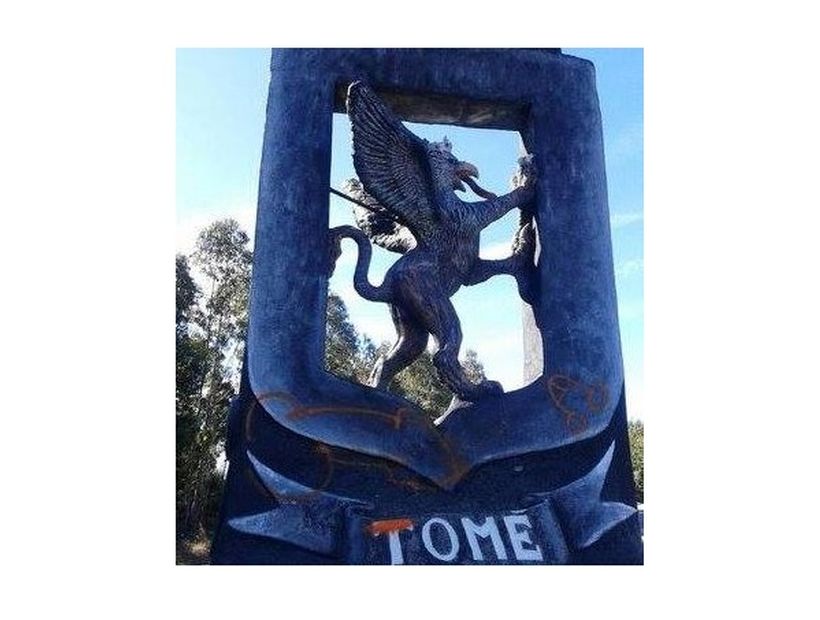 Vecinos de Tomé molestos por rayados groseros en escultura y en el escudo de la ciudad Vecinos de Tomé molestos por rayados groseros en escultura y en el escudo de la ciudad