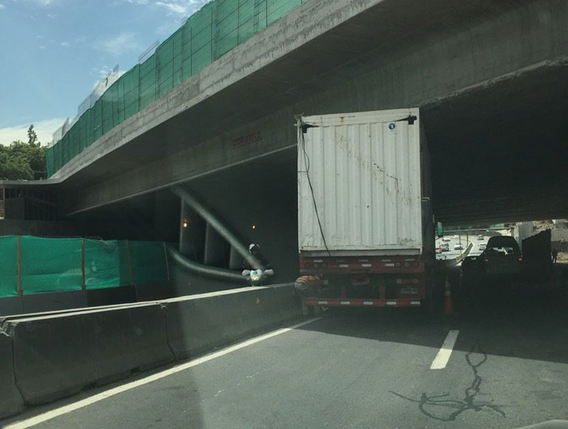 Un camión quedó atrapado bajo el puente Pérez Zujovic