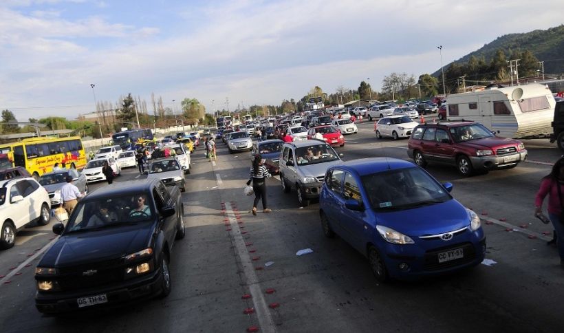 Preparan medidas especiales ante el retorno a Santiago de 287 mil vehículos