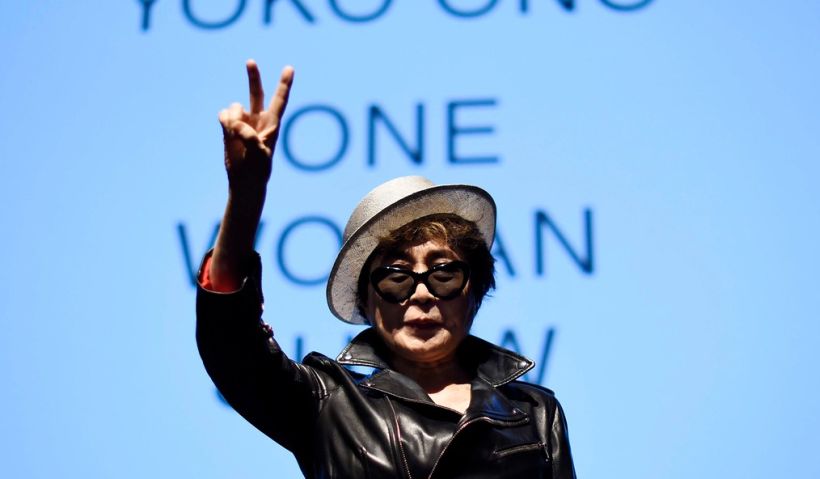 Yoko Ono regresó a su casa en Nueva York tras tratamiento por gripe