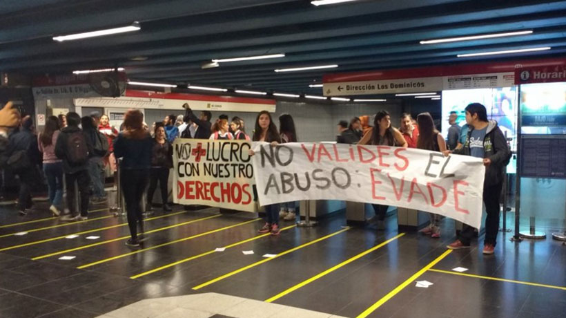 Usuarios protestaron por el alza del pasaje del Metro en la estación Las Rejas