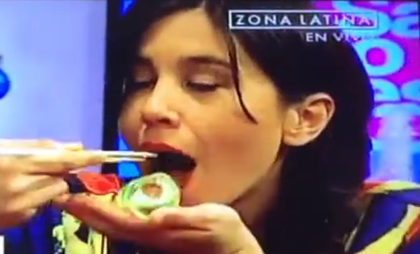 Javiera Mena sufrió chascarro comiendo sushi en un matinal