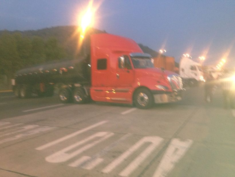 Camioneros de San Antonio bloquearon el peaje de Melipilla en la Autopista del Sol