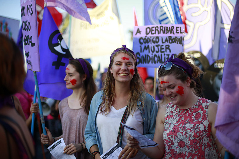 Miles de personas marcharon por la Alameda para conmemorar el Día Internacional de la Mujer