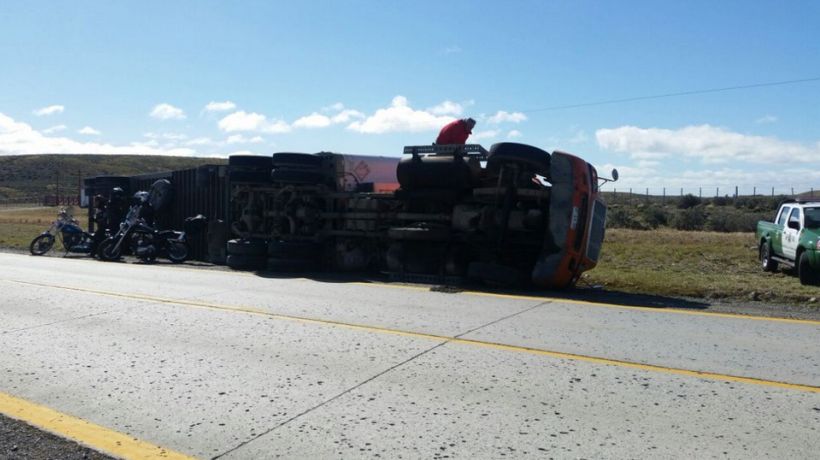Vientos de más de 100 kilómetros por hora volcaron pesado camión en Punta Arenas