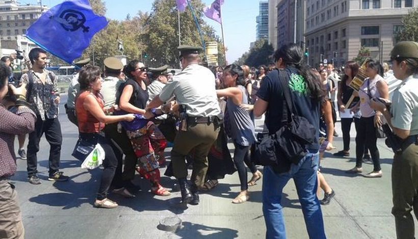 Instituto de Derechos Humanos condenó actuar desproporcionado de Carabineros en protesta contra femicidios