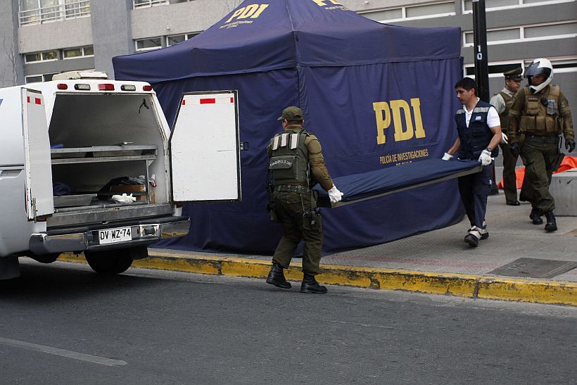 Joven murió tras caer desde el piso 21 de un edificio en Santiago Centro