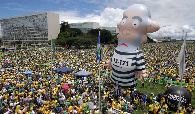 Más de cien mil brasileños salieron a las calles a repudiar a Rousseff y Lula