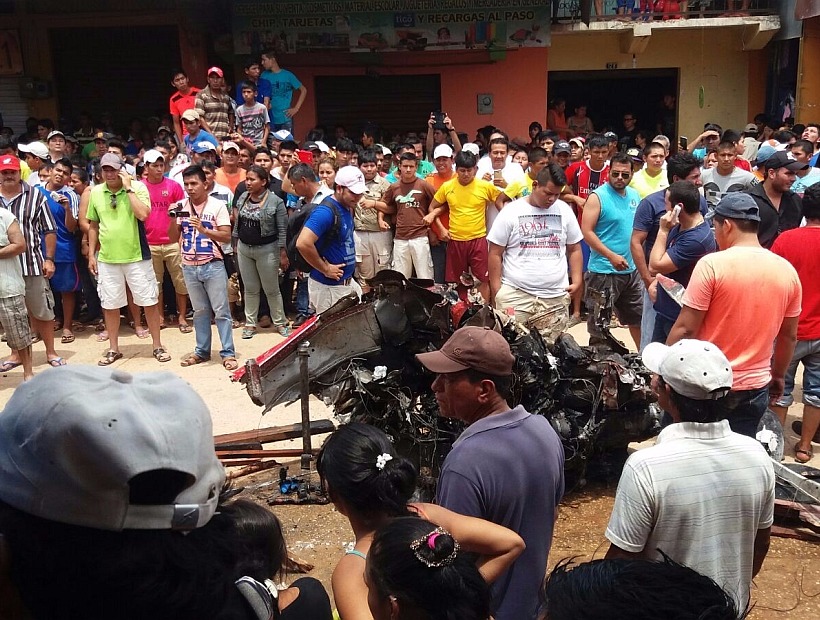 Al menos 7 muertos dejó la caída de una avioneta en un mercado de Bolivia