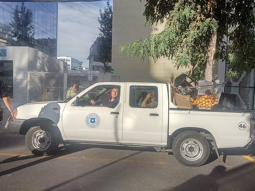 Detuvieron a cinco vendedores ambulantes frente al Consulado de Perú en Providencia
