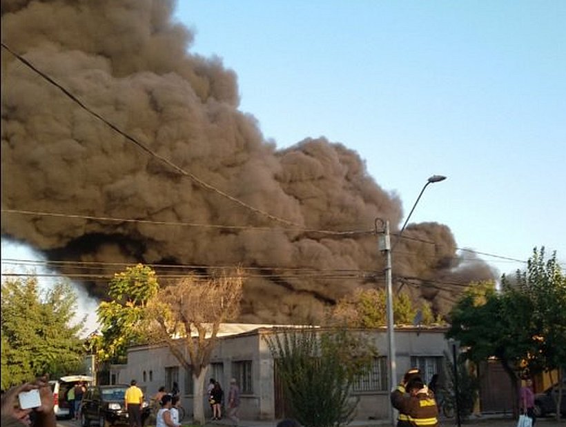 Un gigantesco incendio consume una fábrica en Quinta Normal
