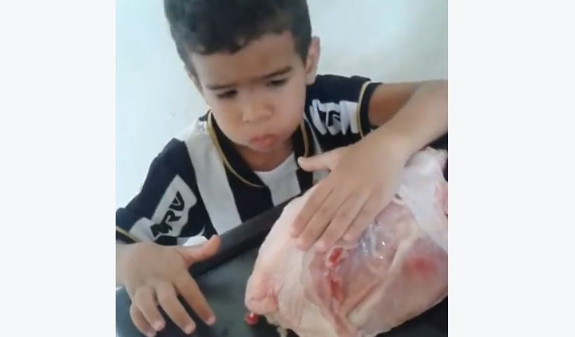 El conmovedor video del pequeño que quiere salvar a un pollo faenado del cuchillo de su madre