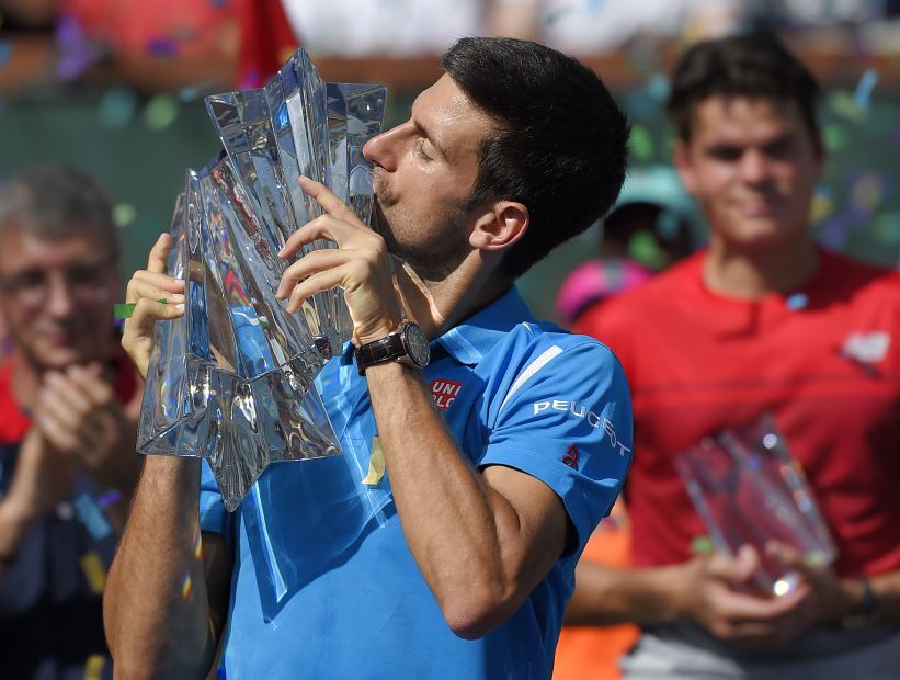 Djokovic aplastó a Raonic y ganó el título en Indian Wells