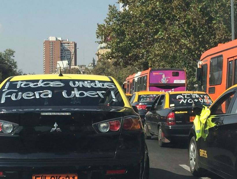 Taxistas protestan por las aplicaciones de Uber y Cabify en este momento en Santiago
