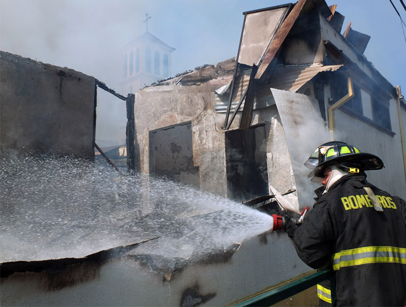 Limache: incendio destruyó colegio Pasionista y puso en peligro iglesia de las 40 horas