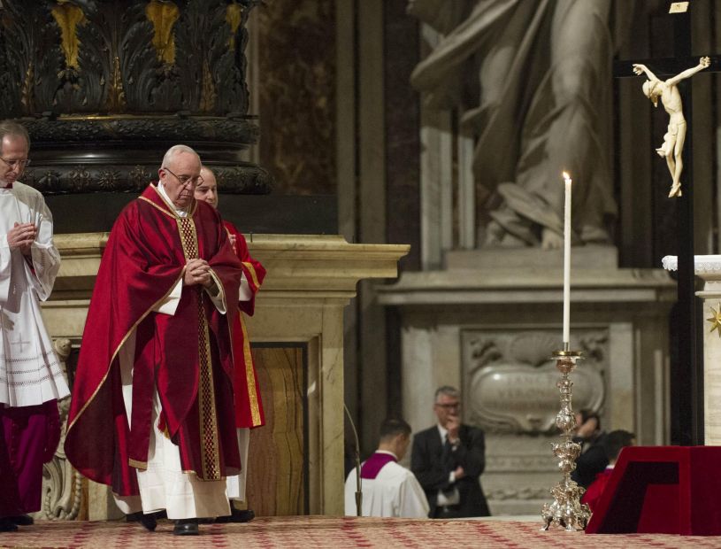 El Papa recordó en el Vía Crucis a quienes sufren, como los refugiados