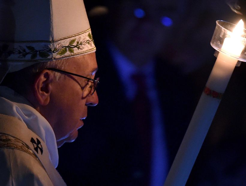 El Papa Francisco llamó a no dejarse abrumar por problemas durante la Vigilia Pascual