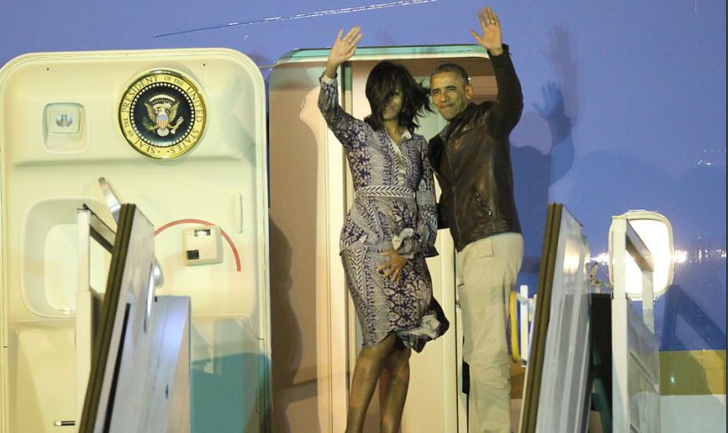 Polémico video muestra a Obama sacándose el anillo antes de saludar a jóvenes argentinos