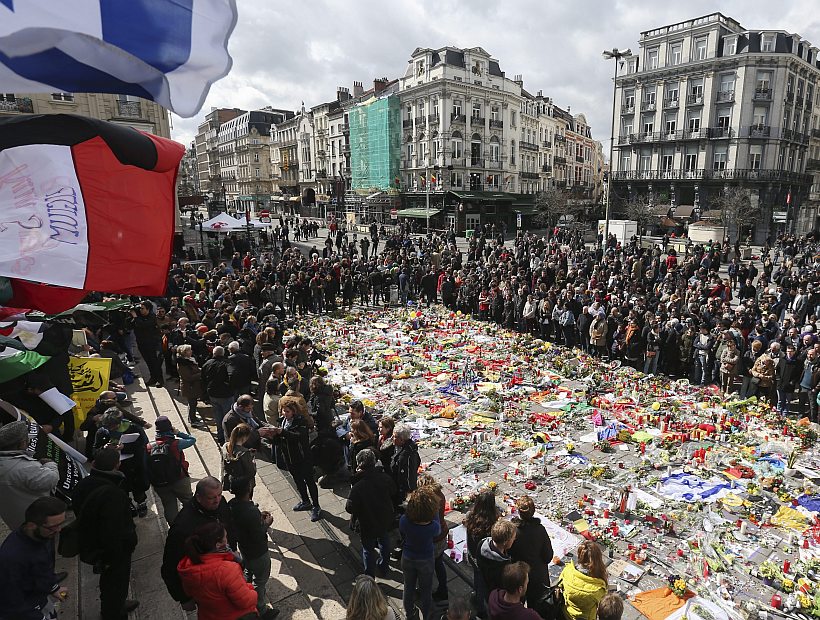 Hooligans belgas perturbaron el duelo por los atentados en Bruselas