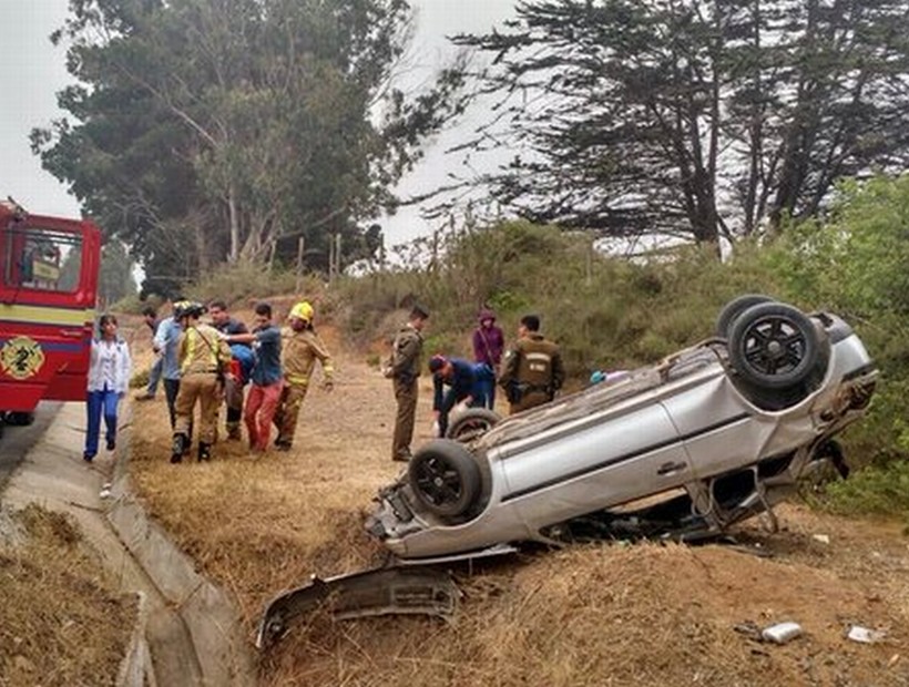 Una persona lesionada dejó el volcamiento de un vehículo en El Quisco