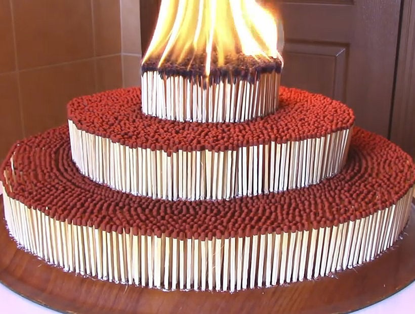Ahora es una torta de fósforos la que se quema en Youtube