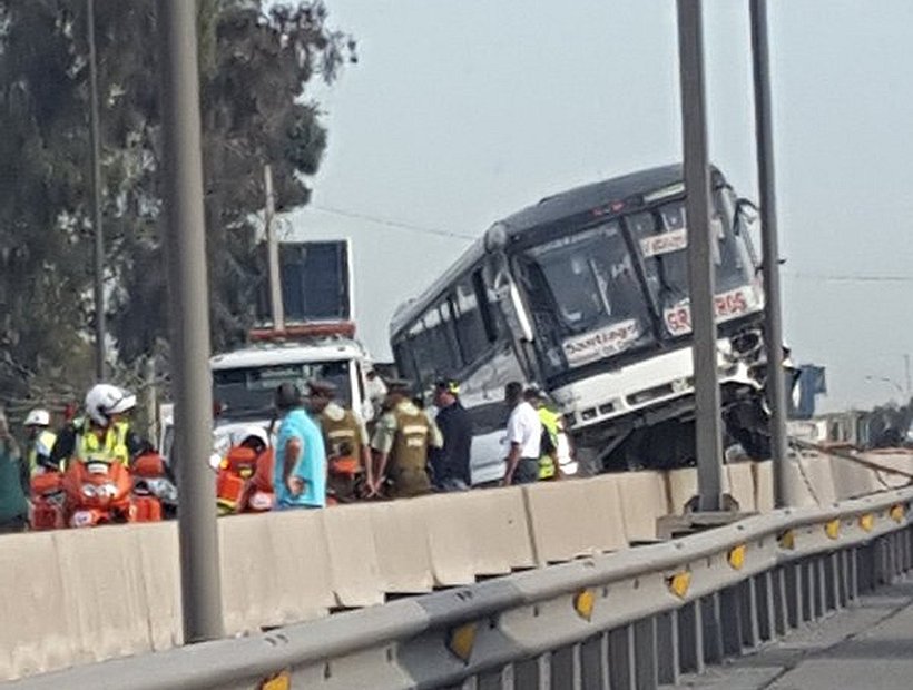Bus protagonizó choque en La Vara y generó gran cogestión en la Autopista Central