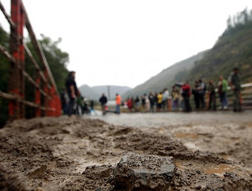 Funcionarios del MOP fueron rescatados tras deslizamiento de tierra en San José de Maipo