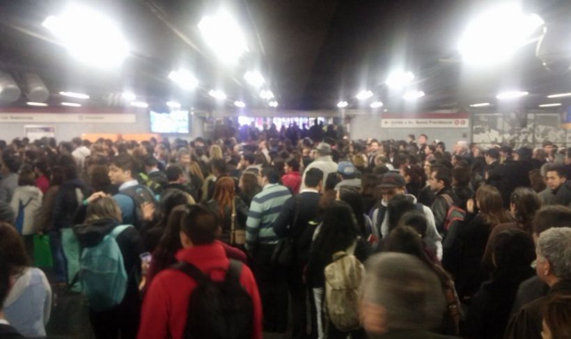 Usuarios reportan cortes de luz, aglomeraciones y largas esperas en algunas estaciones de la Línea 1 del Metro