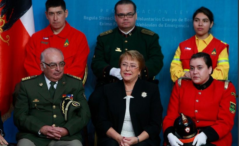 Bachelet promulgó ley que protege empleo de Bomberos y los exime del pago de peajes