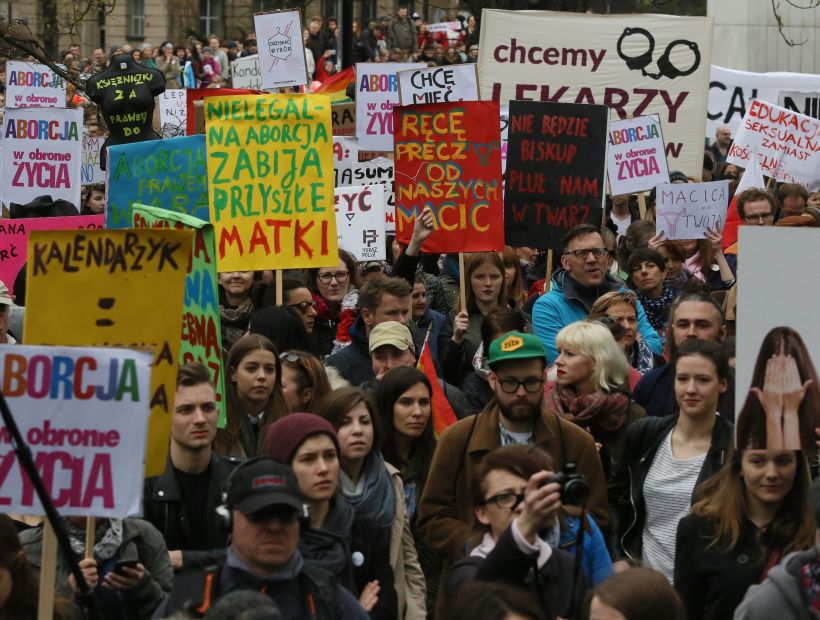 Miles de personas se manifestaron en Varsovia contra prohibición del aborto