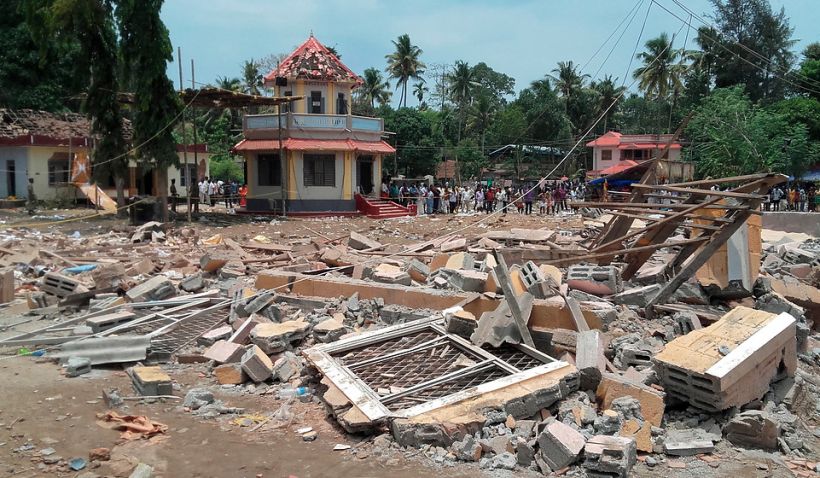 Al menos 105 muertos y 350 heridos en el incendio de un templo en India