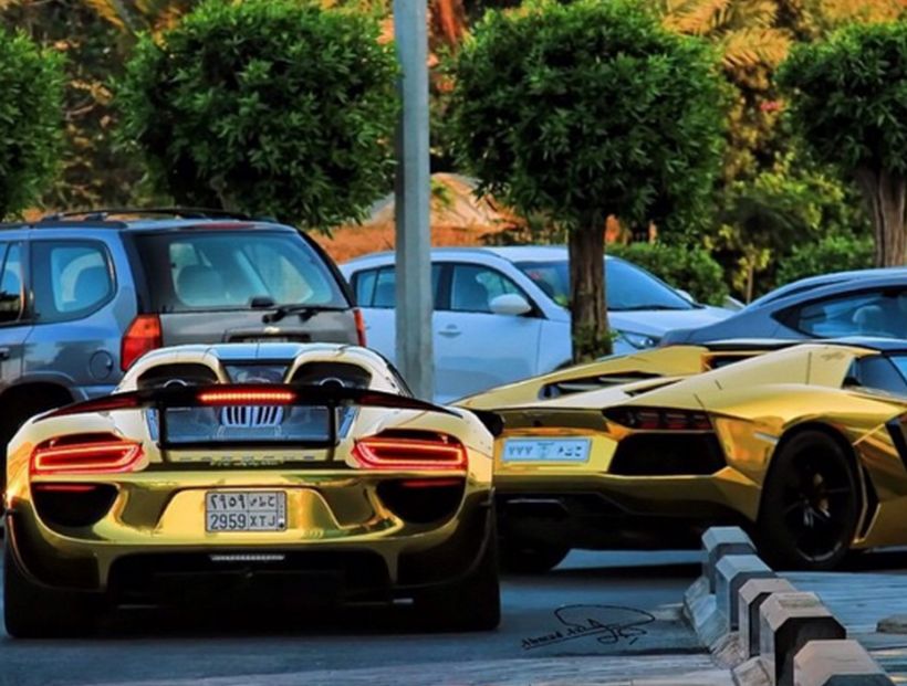 Los autos bañados en oro que un joven saudí luce en sus vacaciones por Europa Los autos bañados en oro que un joven saudí luce en sus vacaciones por Europa