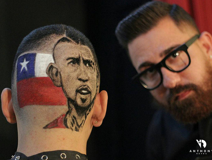 Vidal fue retratado por uno de los mejores barberos del mundo en la cabeza de un joven penquista