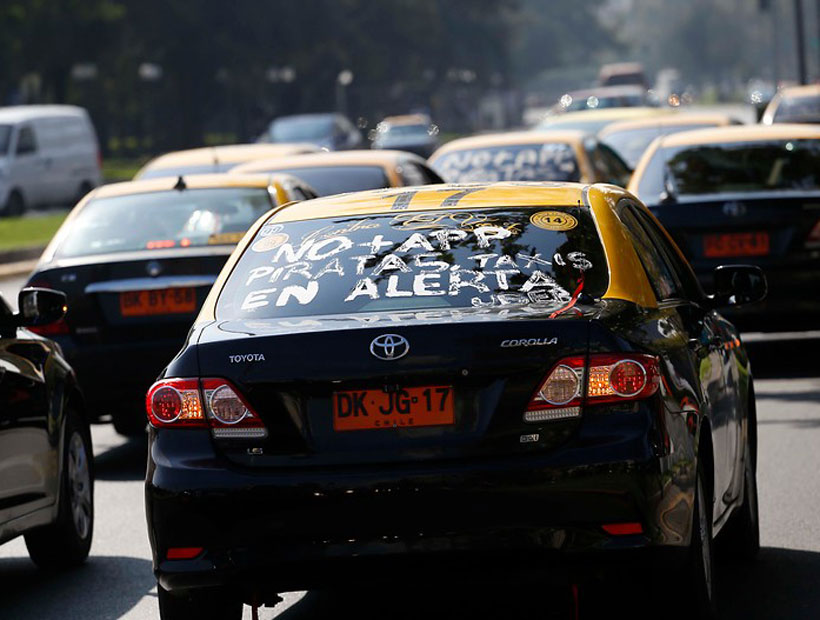 Taxistas dicen que sancionarán a choferes que no den un buen servicio y amenazan con movilizaciones