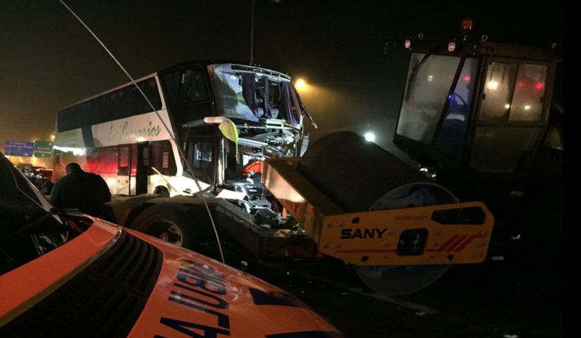 Accidente entre un bus doble piso y un camión dejó un fallecido en La Serena