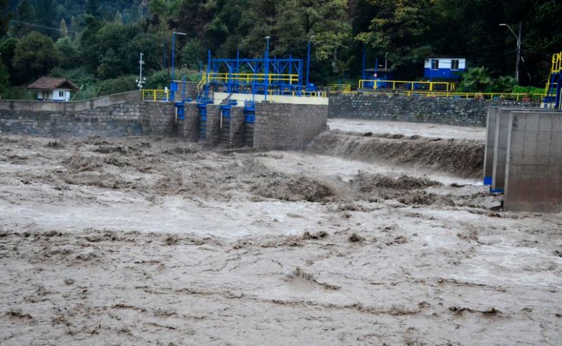 Corte de agua que afecta a 3 millones de santiaguinos durará al menos 24 horas