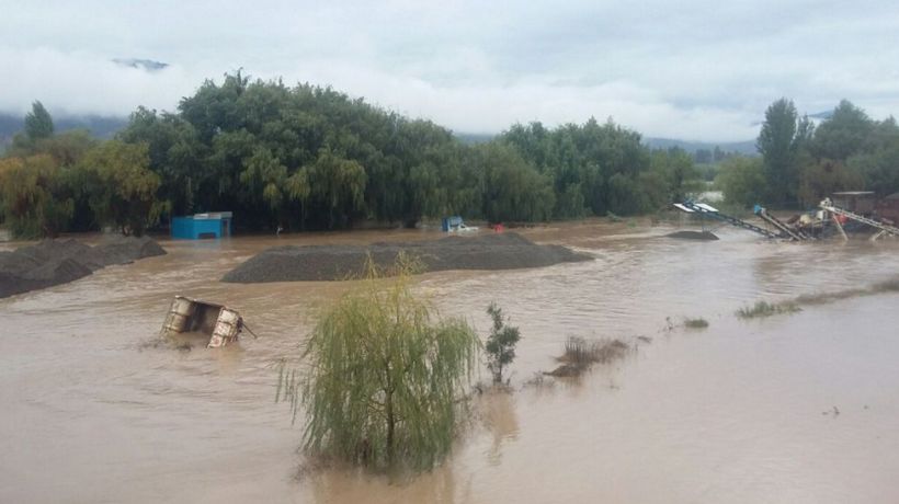 Ríos Cachapoal y Tinguiririca se han desbordado en algunas zonas rurales