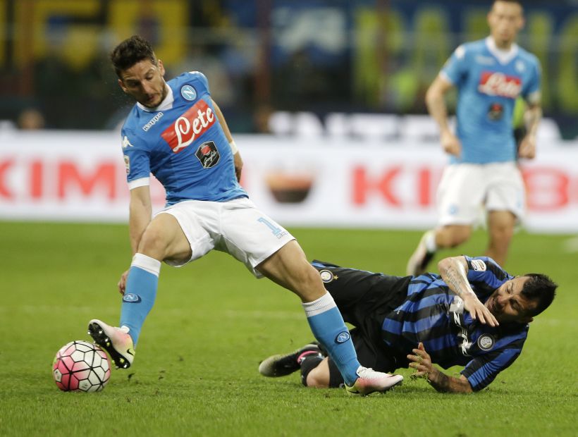 El Inter de Gary Medel venció al Napoli 2-0 y sigue soñando con la Champions