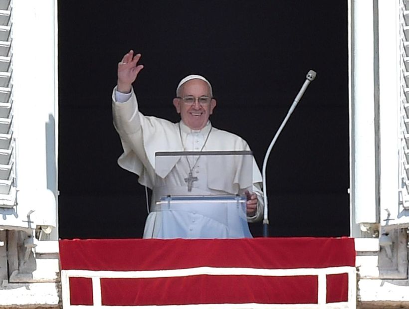 El Papa volvió a Roma con doce refugiados que mantendrá el Vaticano