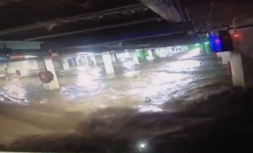 Video muestra inundación del estacionamiento subterráneo del Costanera Center