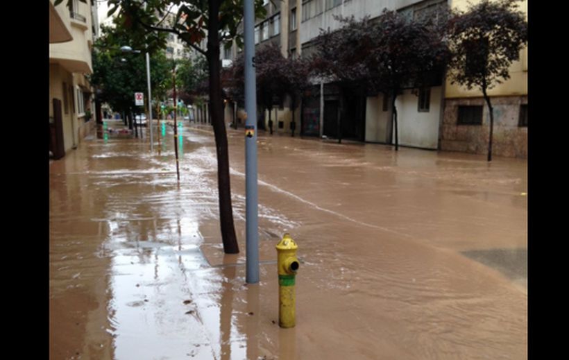 Imágenes muestran el desastre provocado por las aguas del Mapocho en calle Monjitas del centro de Santiago
