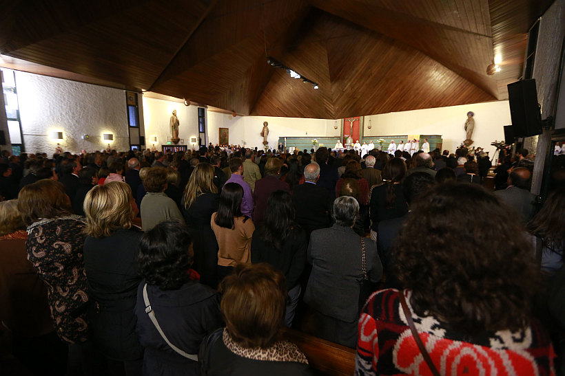 Cerca de 400 personas llegaron a la misa en memoria de Patricio Aylwin