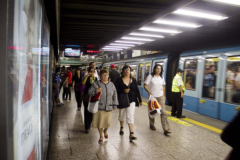 Metro suspendió un tramo de su servicio en la Línea 2 por un objeto olvidado