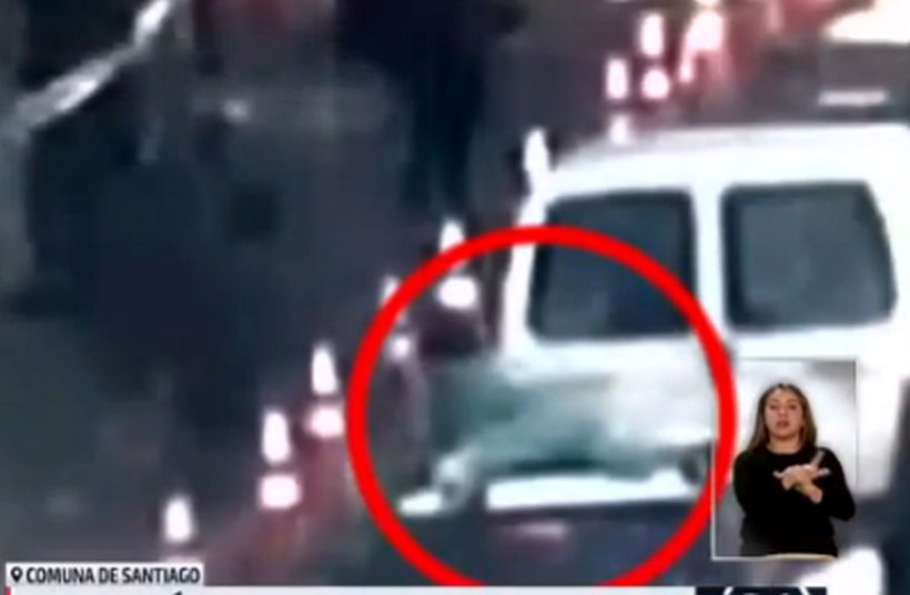 Hombre se subió al techo de su auto para evitar un robo en Santiago