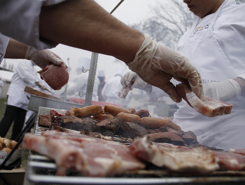 Radiografía del asado: el 91% de los chilenos creen que los parrilleros nacionales son 