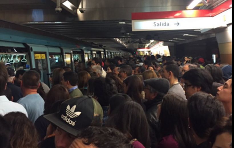 Usuarios sufrieron nuevo colapso de la Estación Manquehue del Metro de Santiago