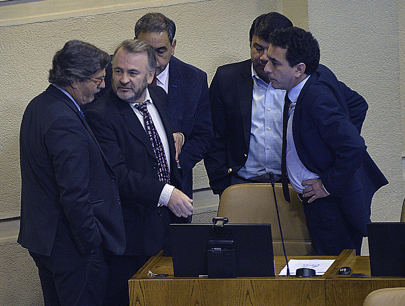 Diputados del PPD mantendrán a Pepe Auth en su bancada